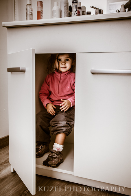 little girl in the bathroom cabinet - petite fille dans l'armoire de salle de bain