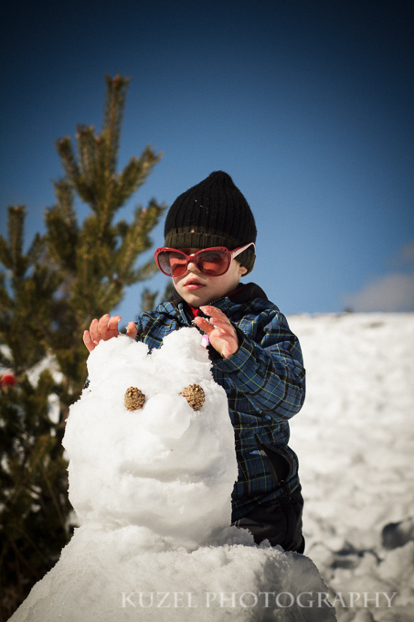 Garçon et bonhomme de neige