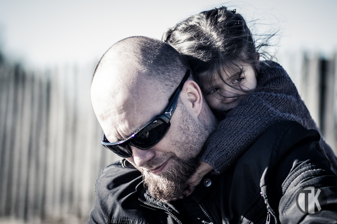 daughter hugging a dad, fille embrassant un papa, plage, tomasz kuzel