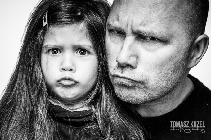 portrait, papa, father, tata, fille, daughter, chauve, hair, long, headshot,, tomasz kuzel, photographie, photography, visage grave, serious face